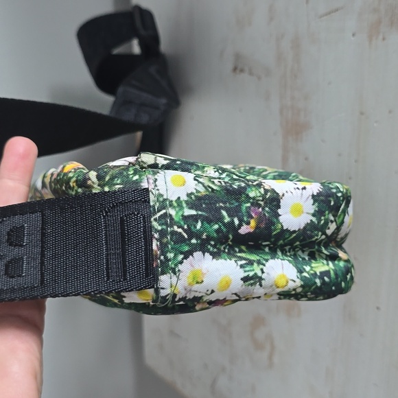 BAGGU Camera Crossbody In Daisy Print - Picture 5 of 15